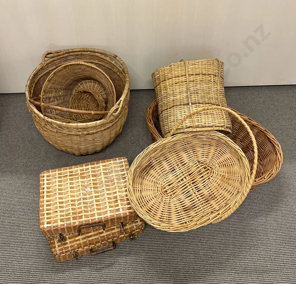 Large Qty of Assorted Wicker Items Including Baskets etc Image 1++