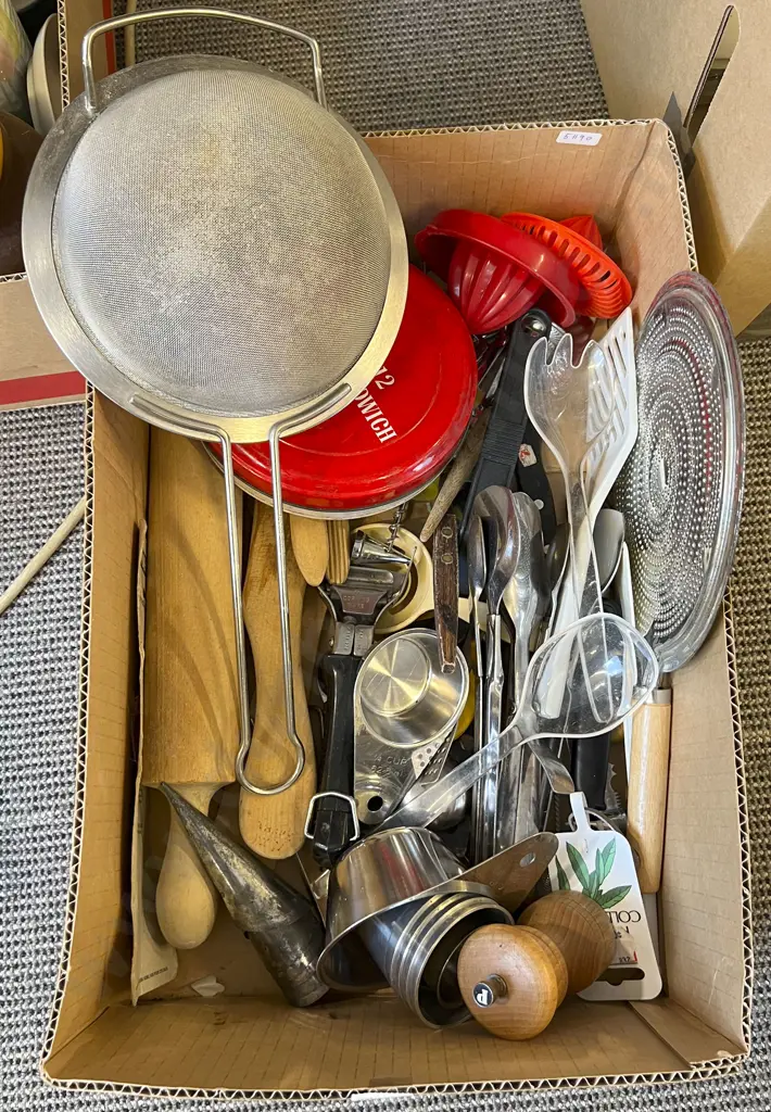 Box of Assorted Kitchenware Image 1++