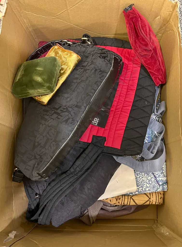 Qty of Assorted Jewellery Boxes and Bags Image 1++
