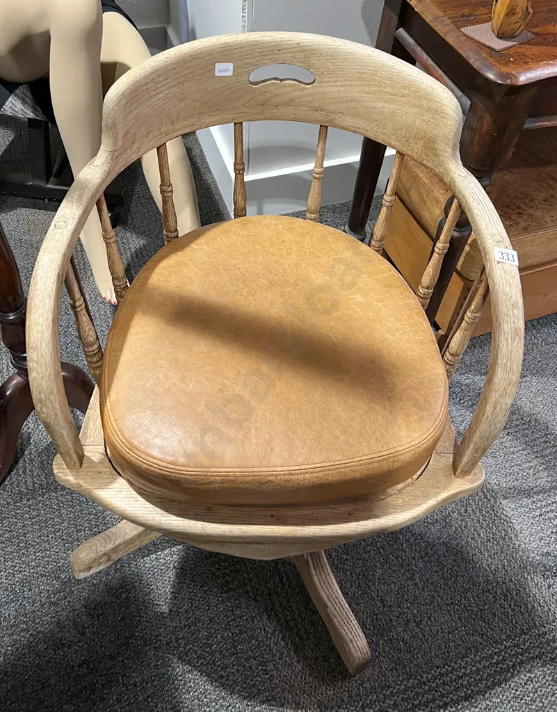 Swiveling Captain's Chair Image 1++