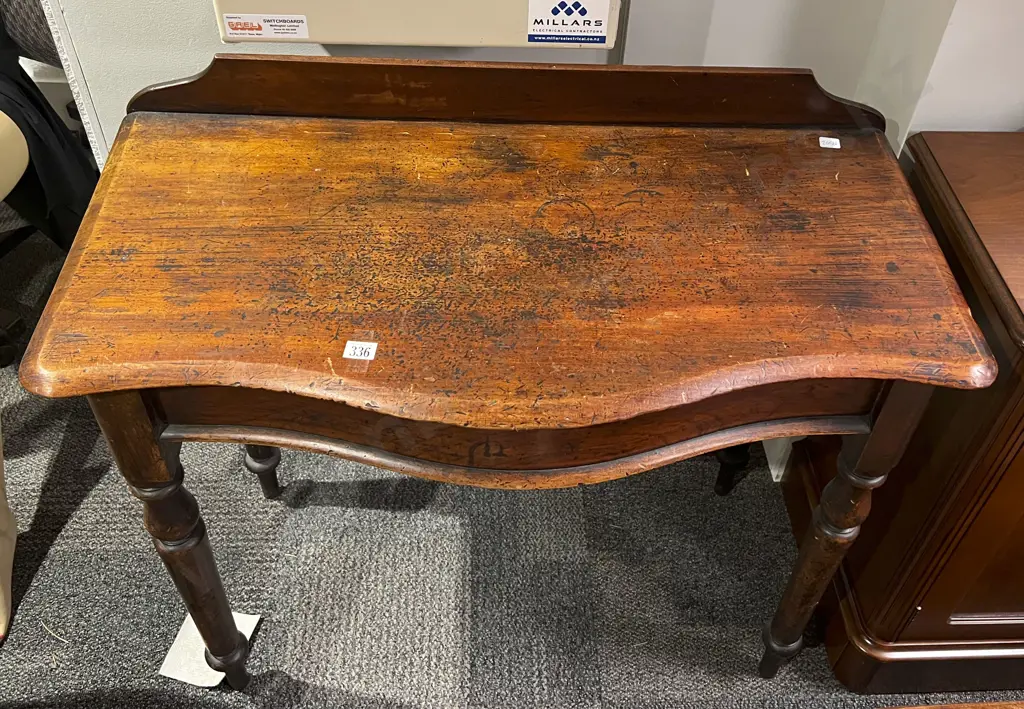 Serpentine Hall Table Image 1++