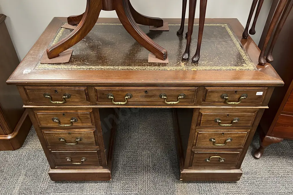 Late Victorian Leather Top Kneehole Desk Image 1++