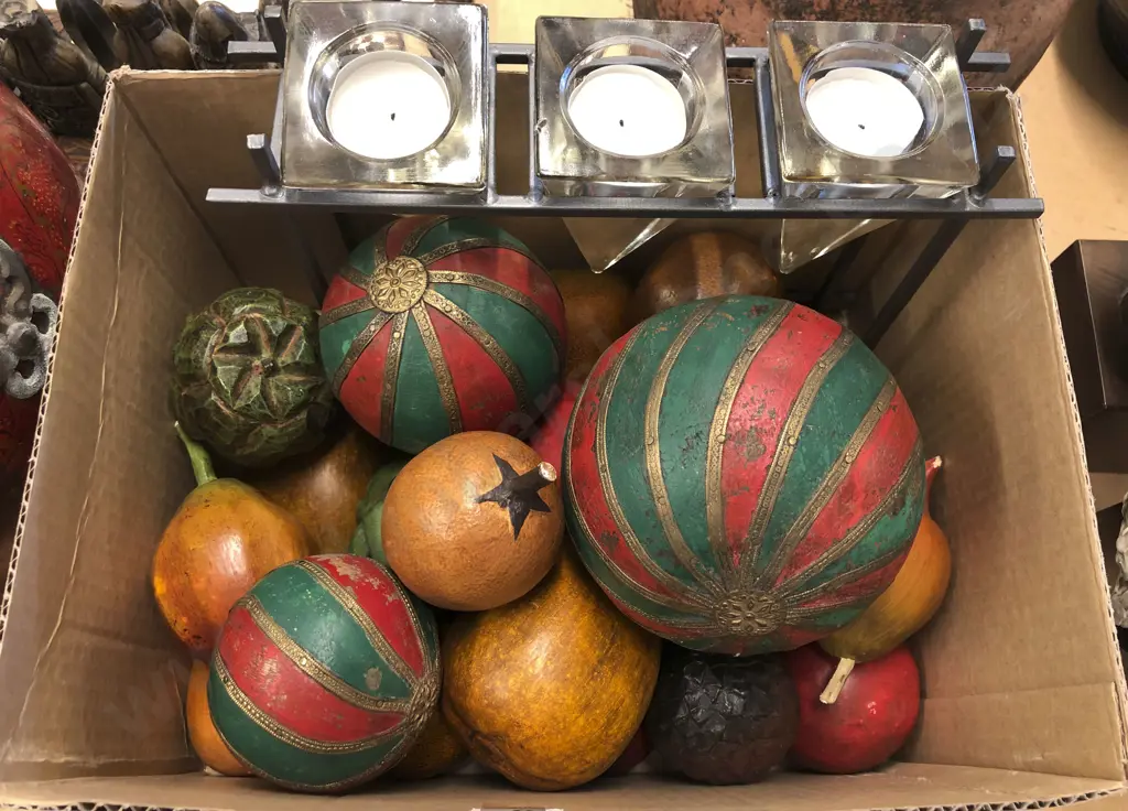 Small Qty of Assorted Decorative Ornaments Image 1++