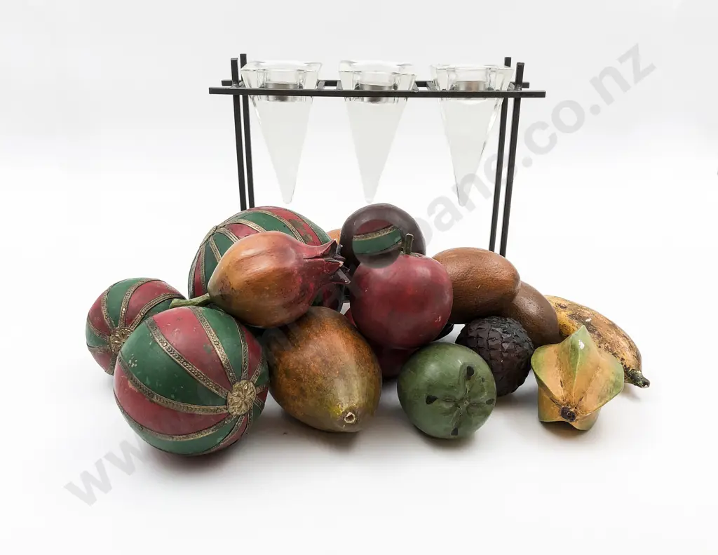 Small Qty of Assorted Decorative Ornaments Image 1++