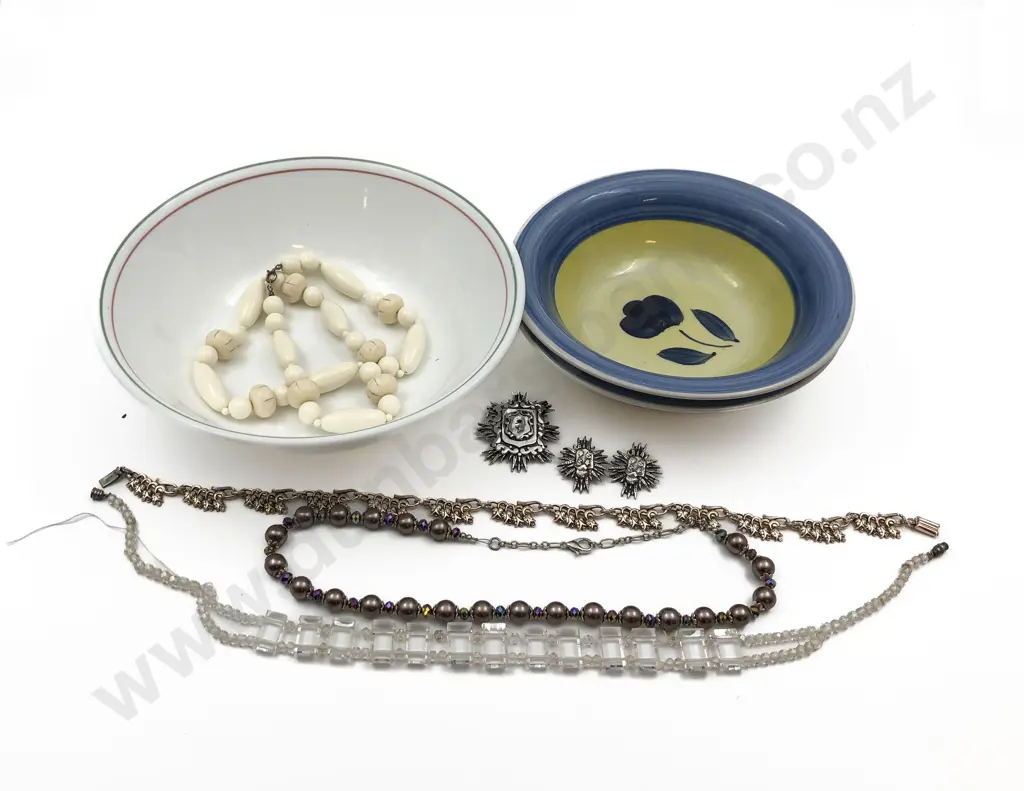 Small Qty of Costume Jewellery Including Bone Style Necklace Image 1++