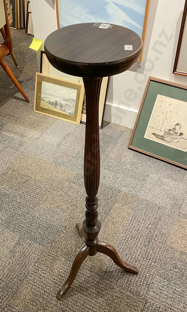 Tripod Based Plant Stand Image 1++