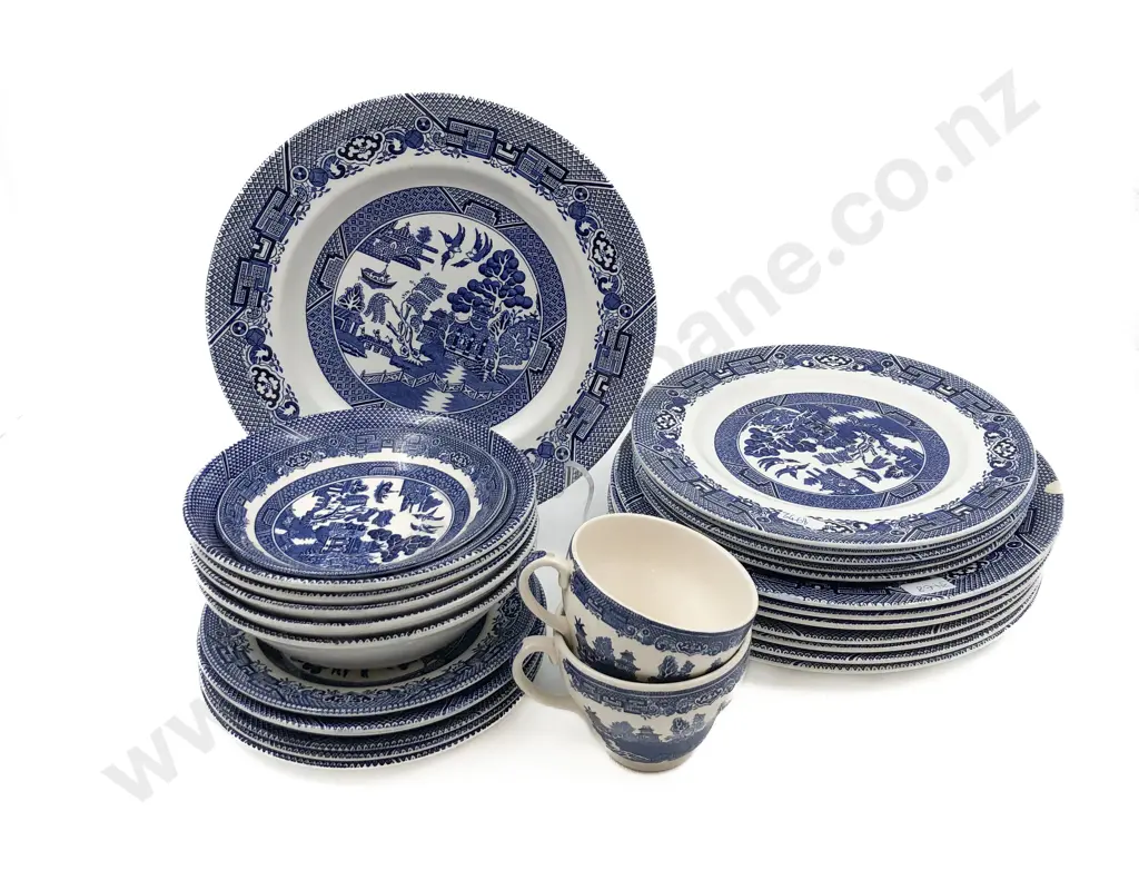 Selection of Blue and White China incl Dinnerware Image 1++