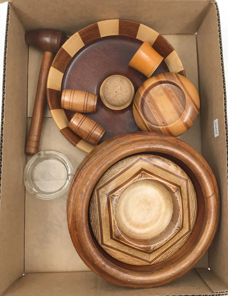 Box of Assorted Vintage NZ Souvenir Woodware Image 1++