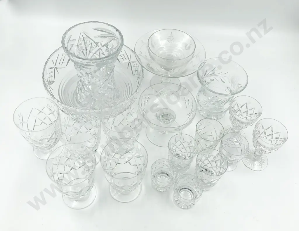 Quantity of Assorted Crystal (19) Image 1++