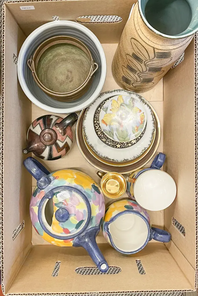 Box of Assorted China And Pottery (faults) Image 1++