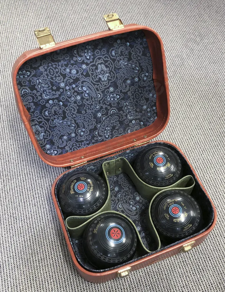 Lawn Bowls In Carrying Case Image 1++