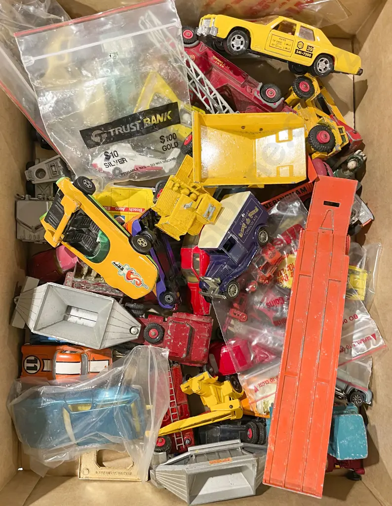 Box of Assorted Matchbox Models Image 1++