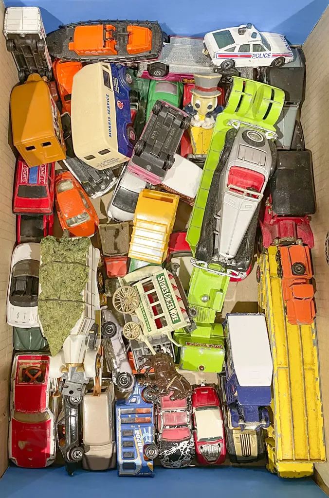 Box of Assorted Matchbox Models Image 1++