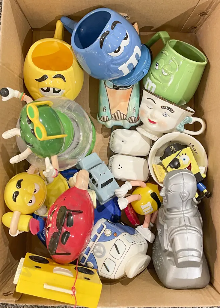 Qty of Assorted M&M Memorabilia Image 1++