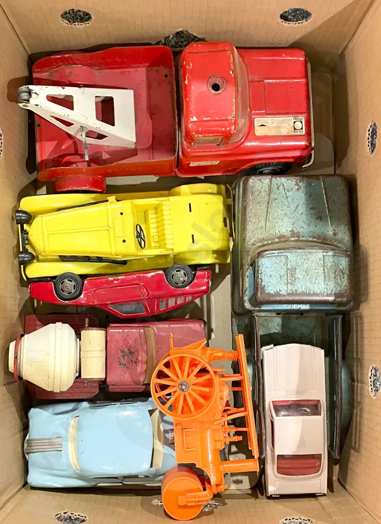 Box of Assorted Vintage Car Models Image 1++