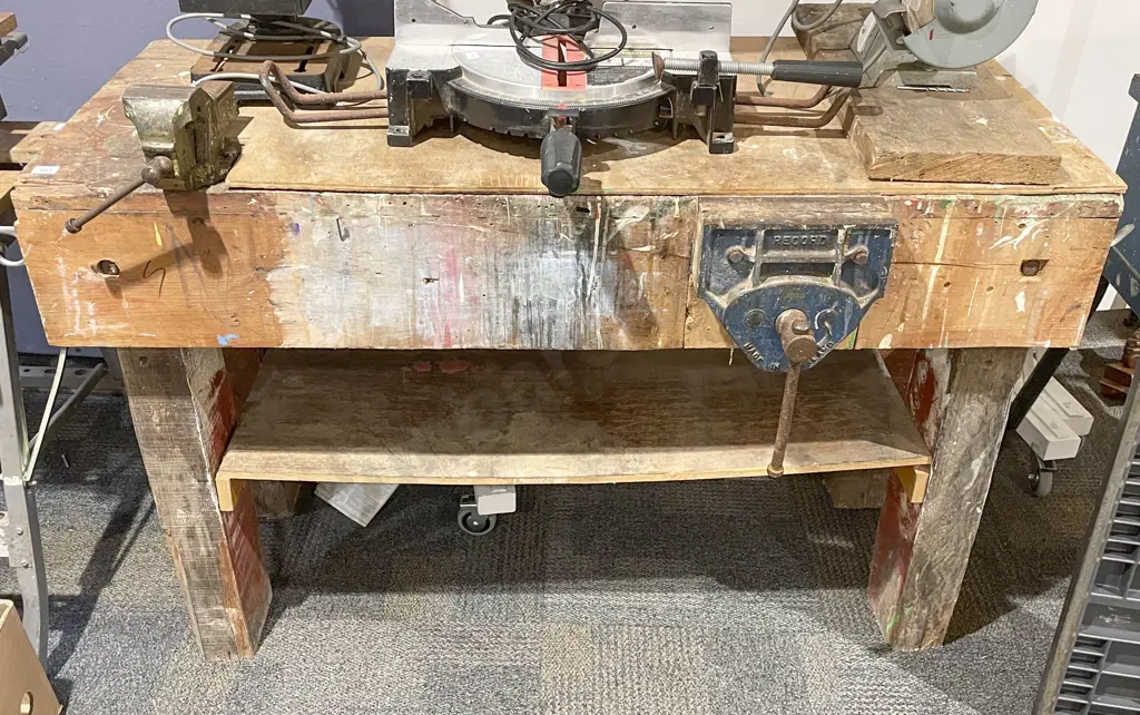 Large Work Bench With Vices' Image 1++
