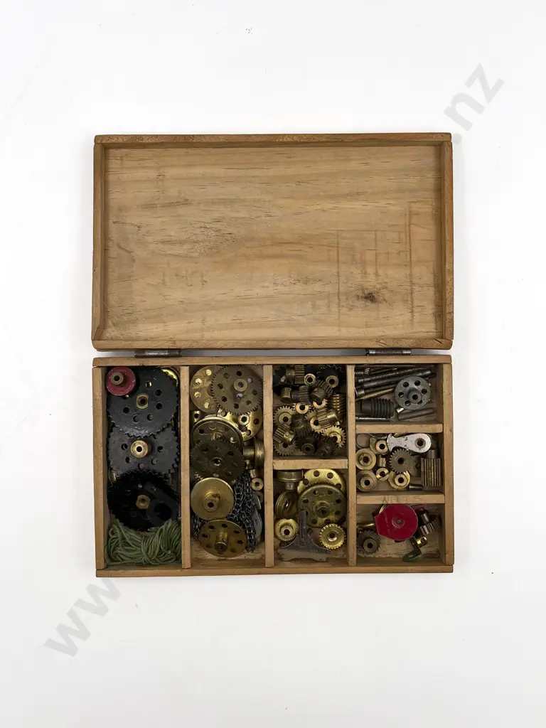 Qty Meccano Gears in Wooden Box Image 1++