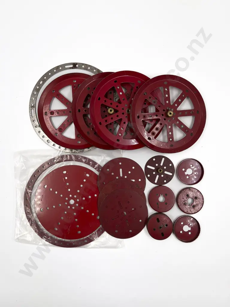 Meccano Assorted with Four 15.5cm Pulleys in red Image 1++