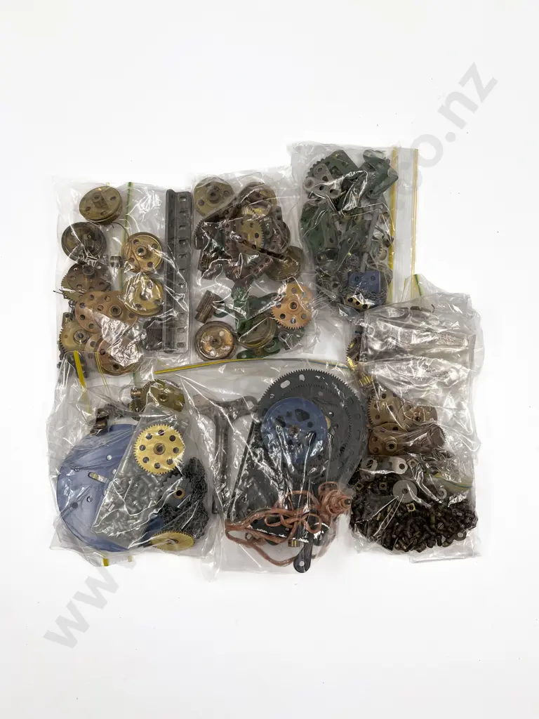 Meccano Qty Assorted Gears with Clockwork Motor Image 1++