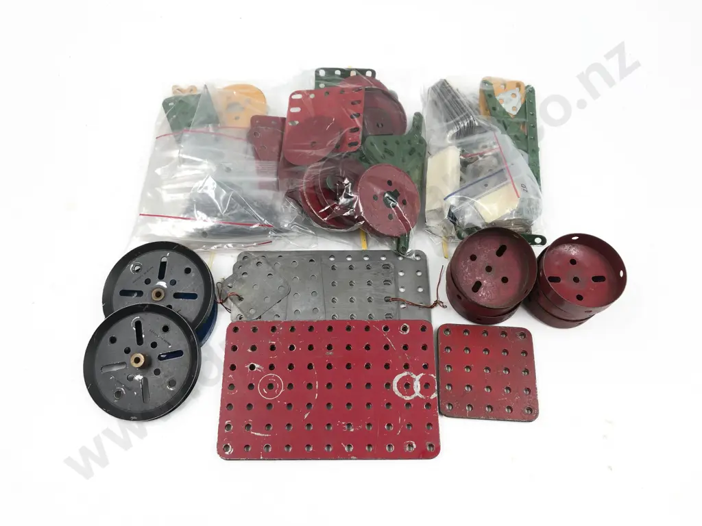 Qty Meccano Assorted Mixed Parts Image 1++
