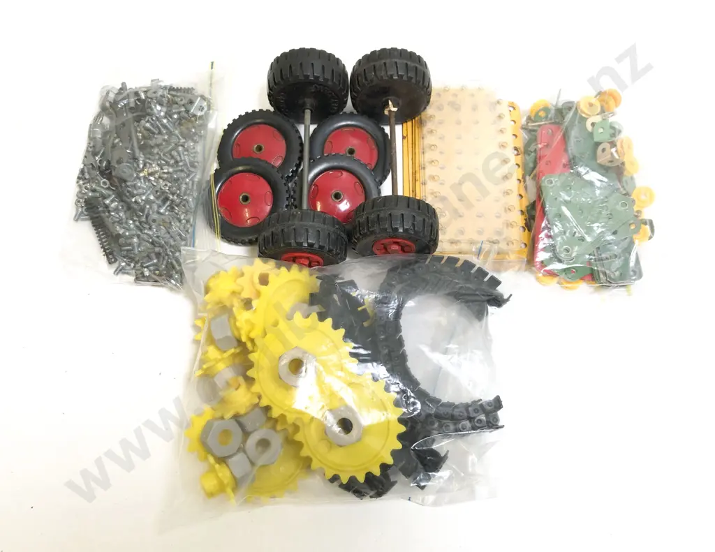 Meccano Caterpillar Track Pack Parts and Conversion Set with Extras Image 1++