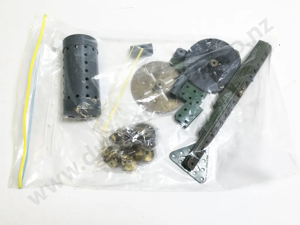 Qty Vintage Meccano Approx 4.5kgs Image 1++