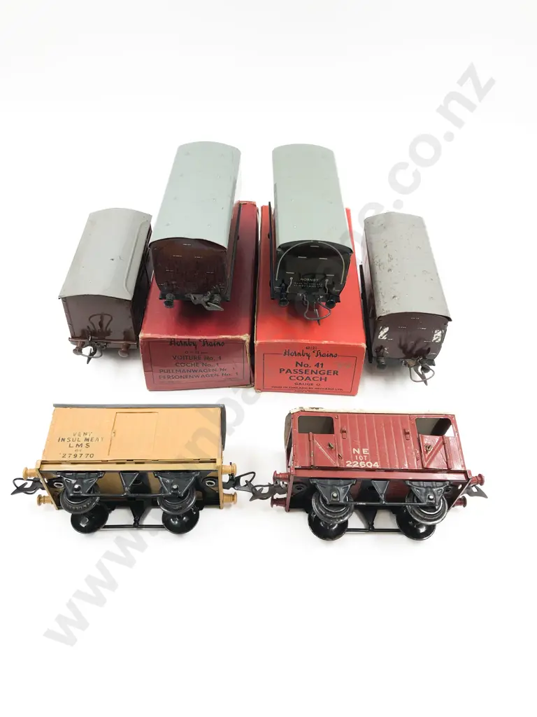 Hornby O Gauge Clockwork Three Passenger Coaches Image 1++