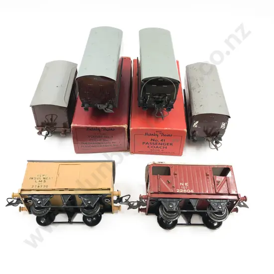 Hornby O Gauge Clockwork Three Passenger Coaches