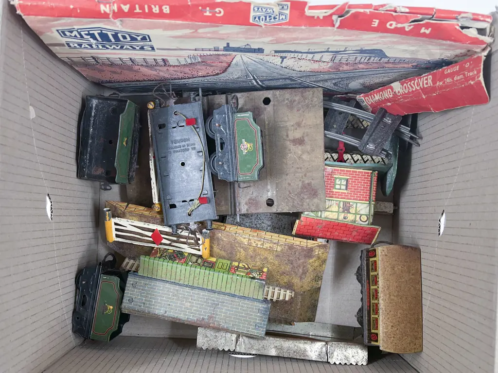 Hornby O Gauge Carton Qty Track and Accessories and Wagons Image 1++