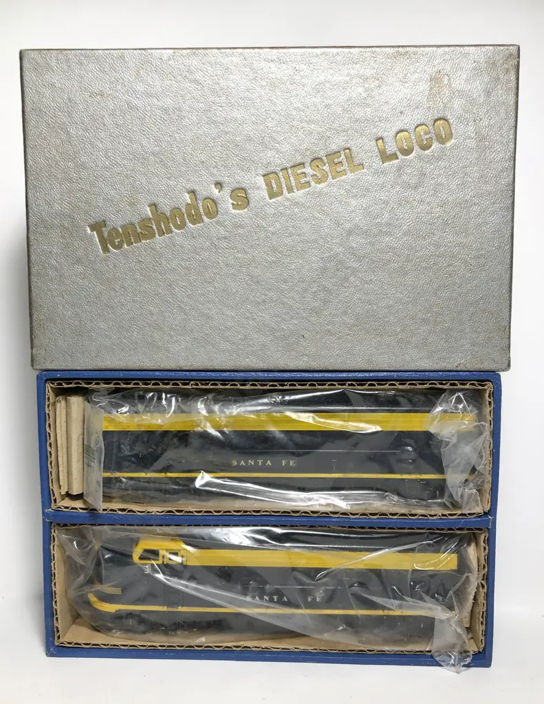 Vintage HO As New Tenshodo EMD F-9 Diesel Locomotive A & B Image 1++