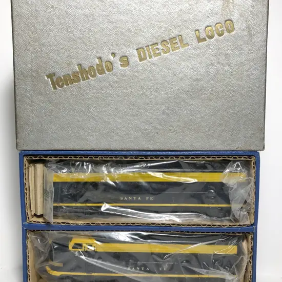 Vintage HO As New Tenshodo EMD F-9 Diesel Locomotive A & B