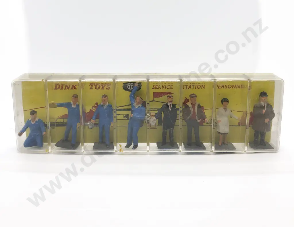 Boxed Dinky No009 Service Station Personnel and No786 Dunlop Tyre Rack Image 1++