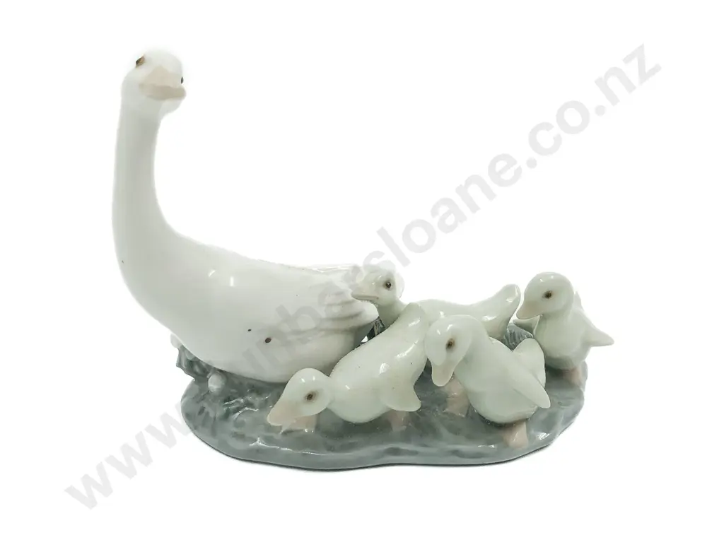 Lladro Figure Group of Goose with Goslings Image 1++