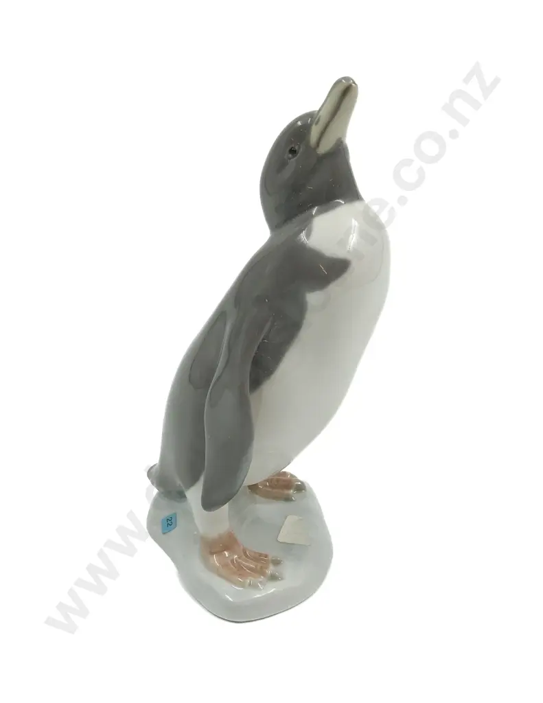 Lladro Figure of Penguin Image 1++