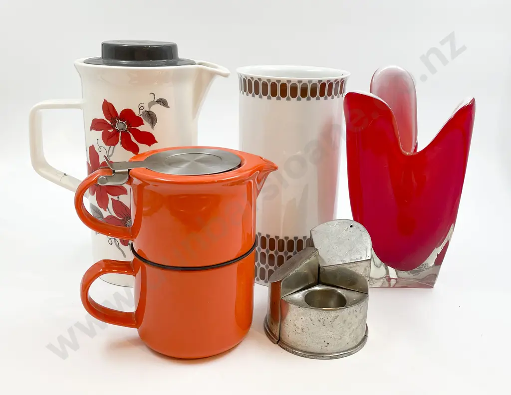 Qty of Assorted Retro Ceramics and Salt and Pepper Image 1++