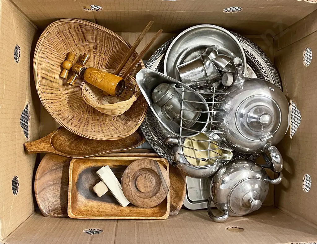 Quantity of Assorted Woodware and S/P Image 1++