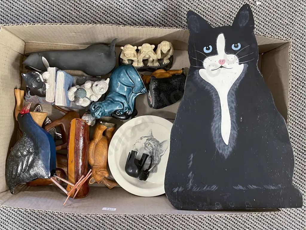 Box of Assorted Animal Ornaments Image 1++