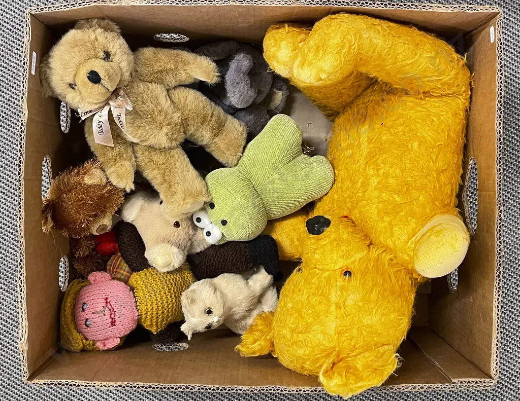 Box of Assorted Soft Toys Incl. Vintage Teddy Bear Image 1++