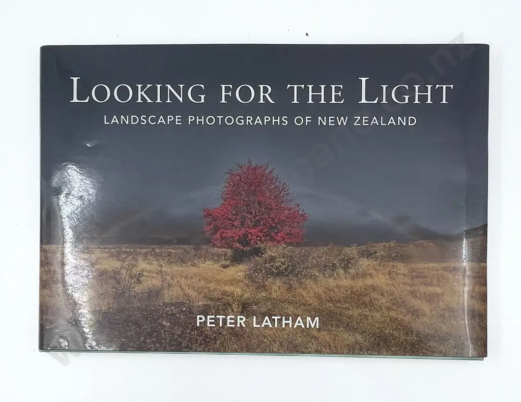 Looking For The Light: Landscape Photographs of New Zealand Image 1++