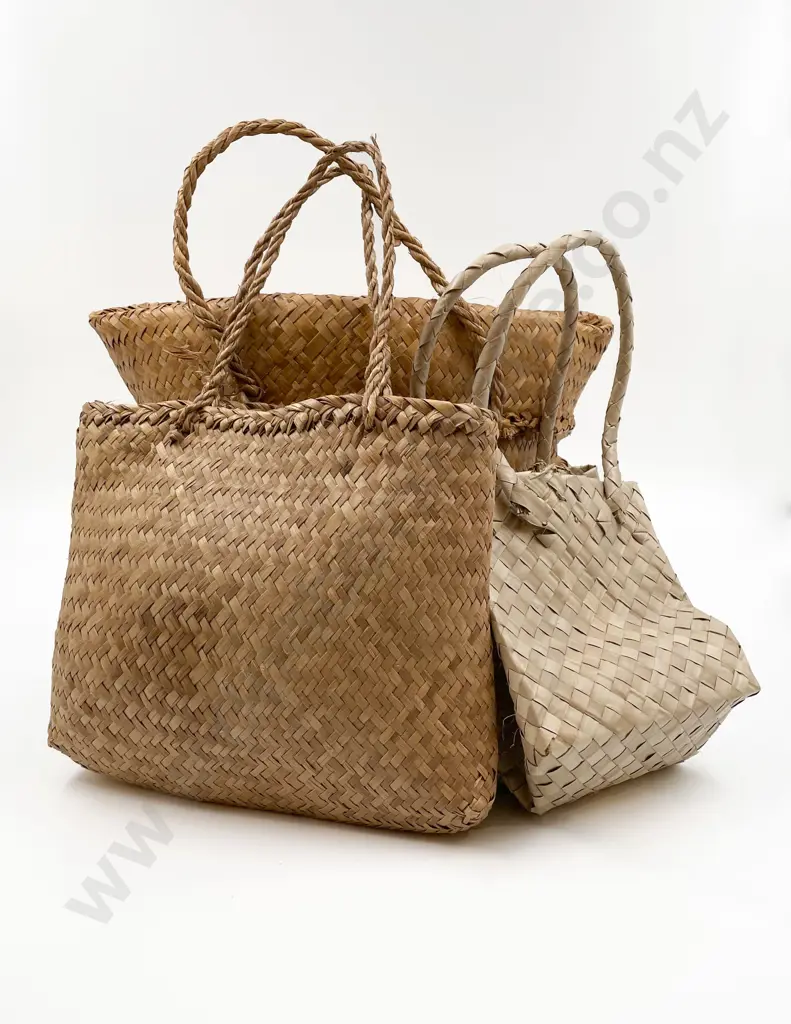Two Kete of Sizes Together With Woven Bag Image 1++