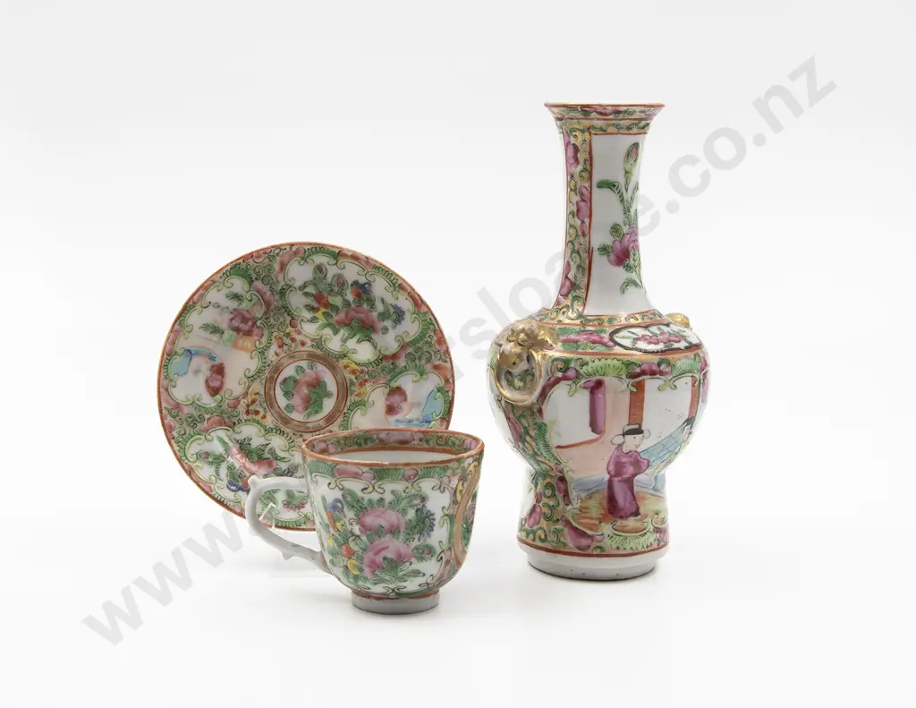 Small Cantonese Famille Rose Export Ware Vase Image 1++