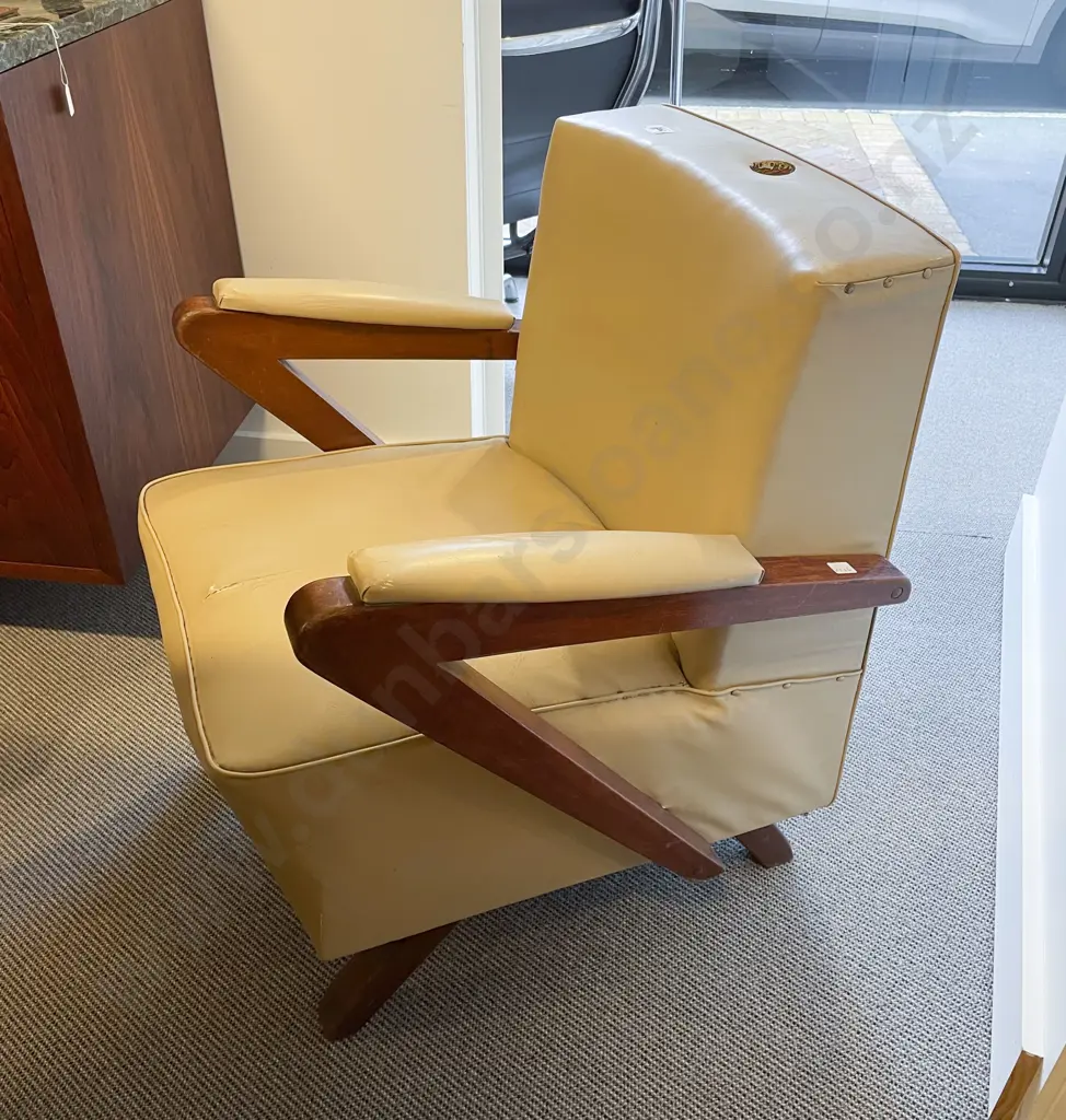 Garth Chester Winter's Hair Dressing  Salon Chair Image 1++