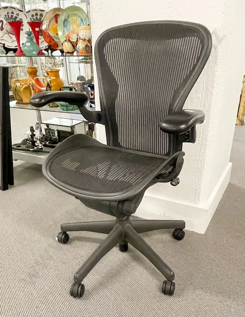 Herman Miller Aeron Classic Office Chair Image 1++