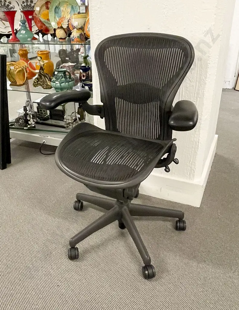 Herman Miller Aeron Classic Office Chair Image 1++