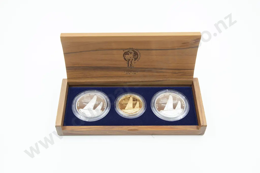 1995 Klondike International Boxed 'Team NZ' Americas Cup Medallion Set Image 1++