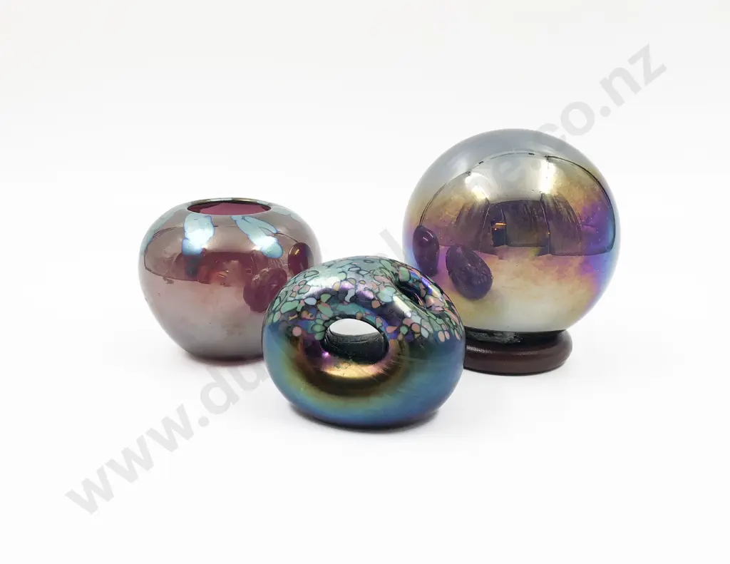 Joan O'Leary Posy Vase & Paperweight together with Glass Orb Image 1++