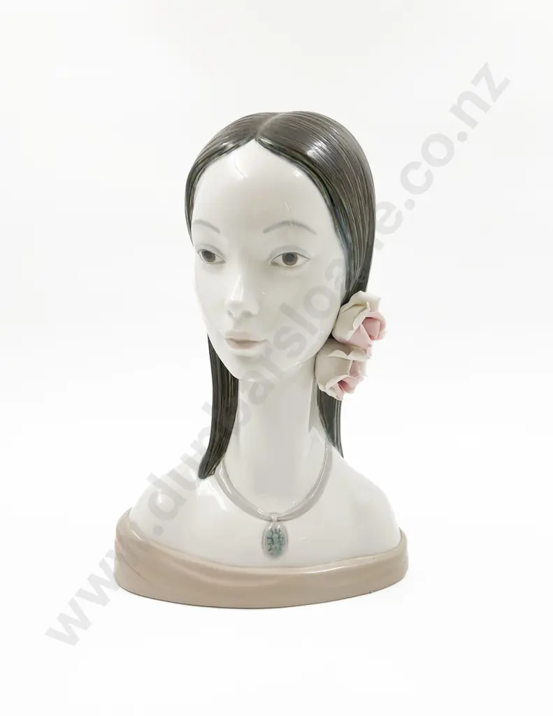 Lladro Bust of Young Girl Image 1++