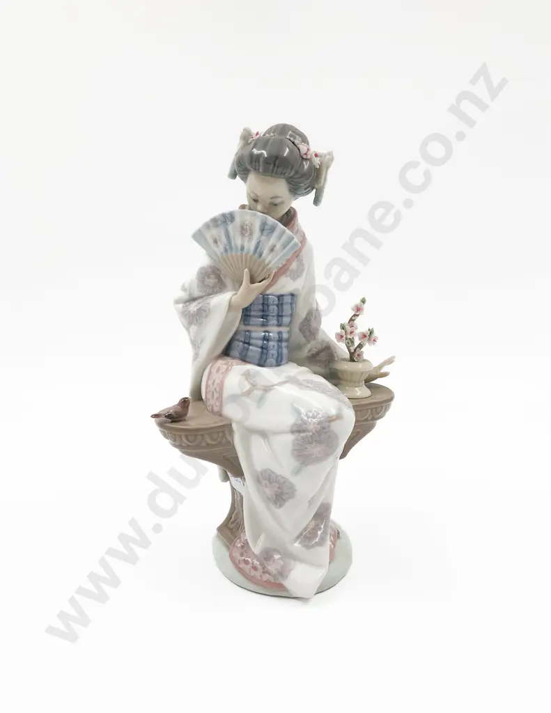 Lladro Figure of Seated Geisha Image 1++
