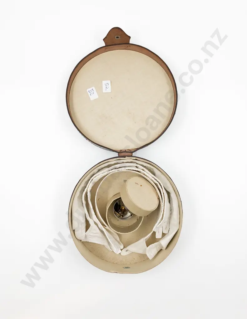 Vintage Collar Box and Four Collars Image 1++