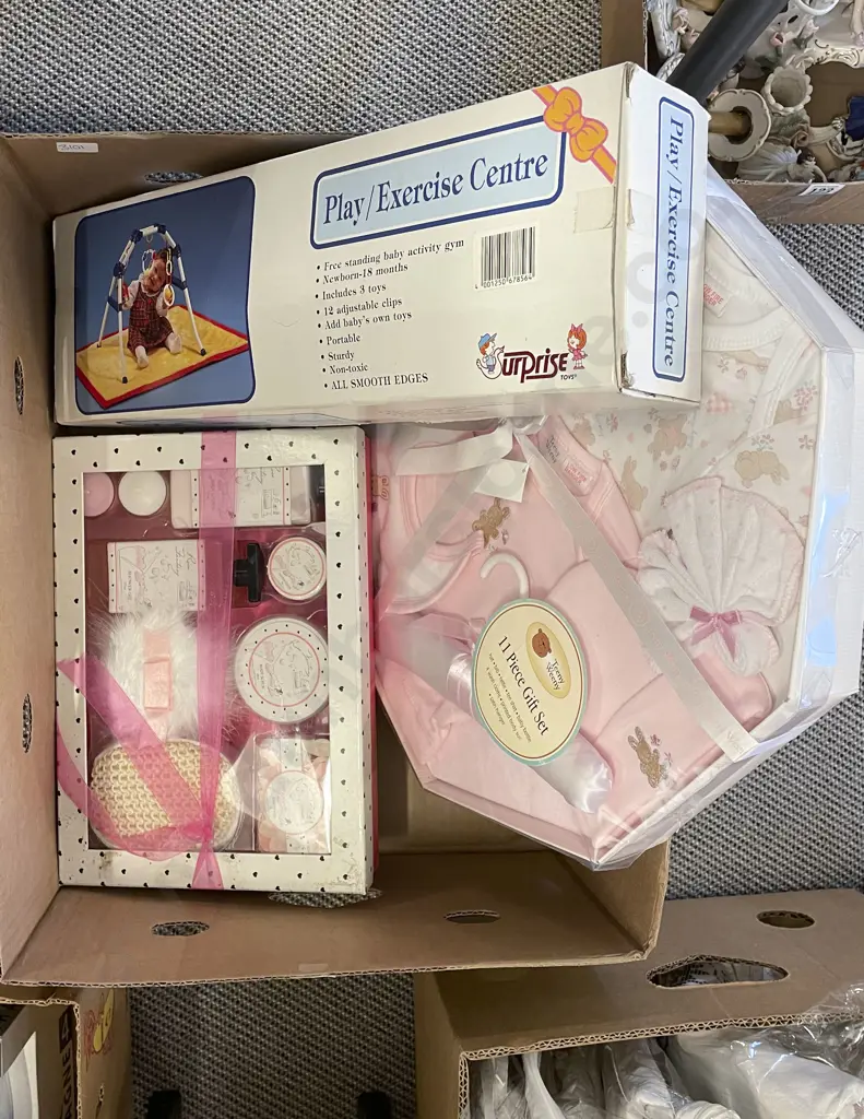 Small Box of Assorted Incl. Gift Packs Image 1++